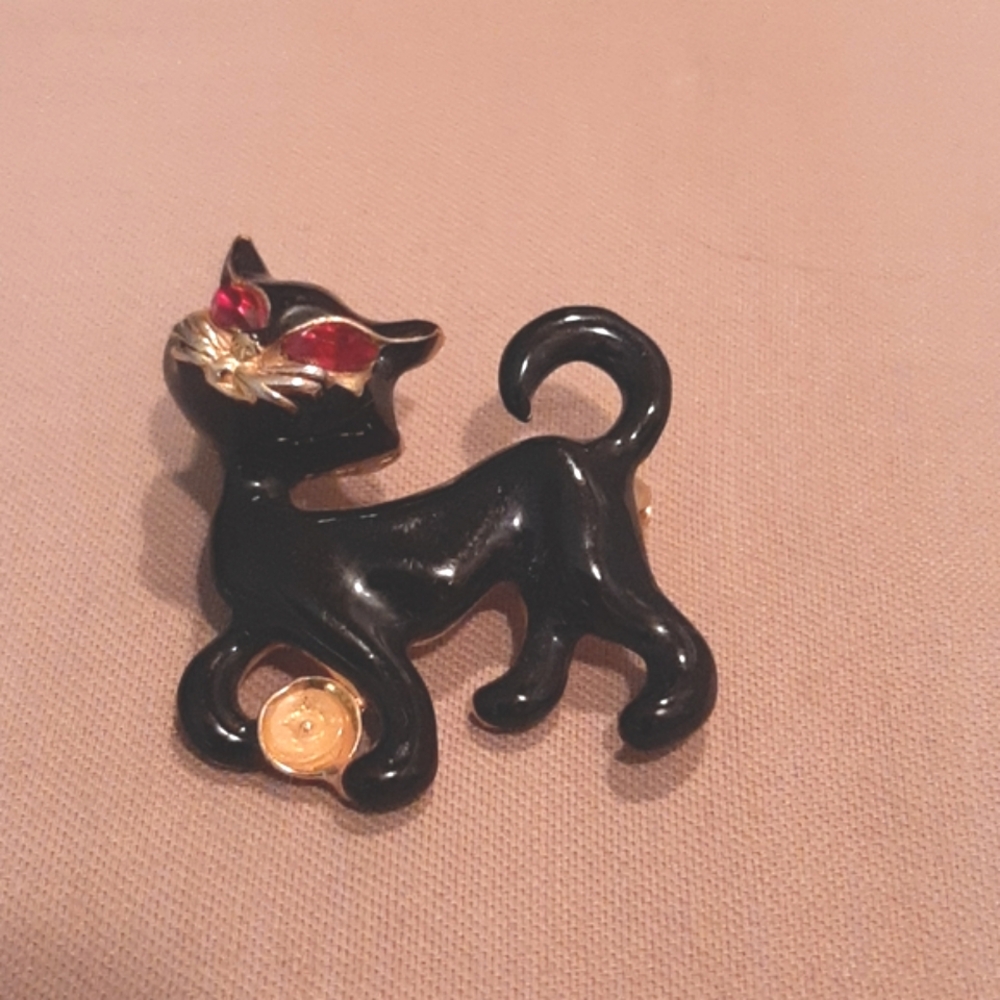 Vintage Black Enamel Gold Tone Cat Brooch